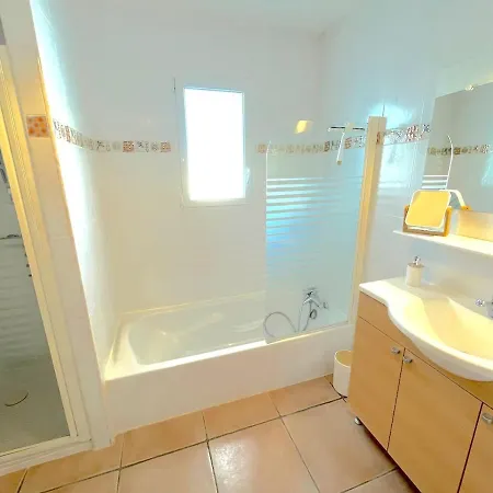 Les Terrasses Des Lavandieres & Pool 12 People Villa